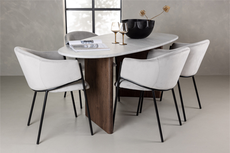 table de repas minimaliste aspect marbre et chaises en velours gris